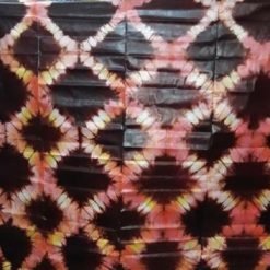 Bazin riche teinté fond rose à motif losange