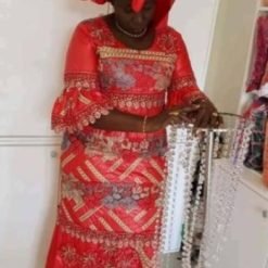 Robe longue bazin riche brodé à motifs couleur rouge avec garniture dorée