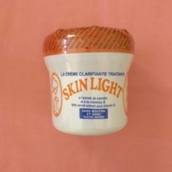 La crème clarifiant traitante "SKIN LIGHT" à l'extrait de carotte et de la vitamine E