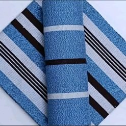 Pagnes tissés assortis motifs en bandes , bleu ciel,noires, blanches,