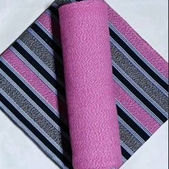 Pagnes tissés assortis motifs en bandes rose, noires, gris, blanc