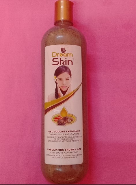 Gel douche exfoliant correcteur anti-taches DREAM SKIN à l'huile de carotte, huile d'argan et poudre de noyaux d'abricots