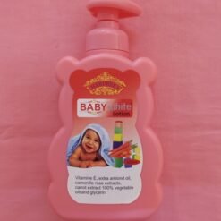 Lotion HARUBERY BABY WHITE à la vitamine E, de l'huile d'amande douce, des extraits de camomille rose et de carotte ainsi que de la glycérine