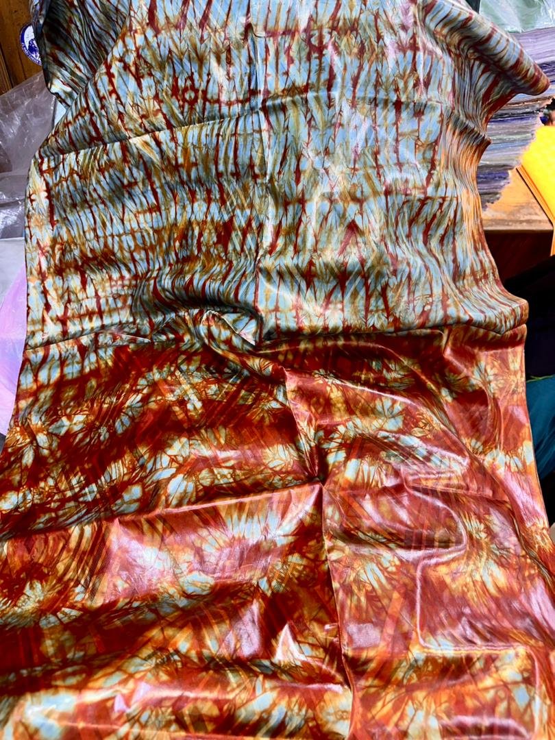 Bazin GETZNER style batik/adire avec des effets marbrés